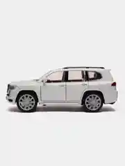 Белый модель автомобиля Toyota Land Cruiser 300