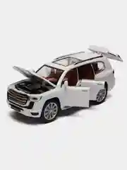 Белый модель автомобиля Toyota Land Cruiser 300