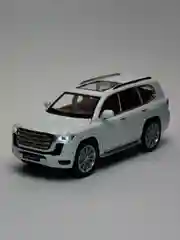Белый модель автомобиля Toyota Land Cruiser 300