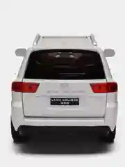 Белый модель автомобиля Toyota Land Cruiser 300