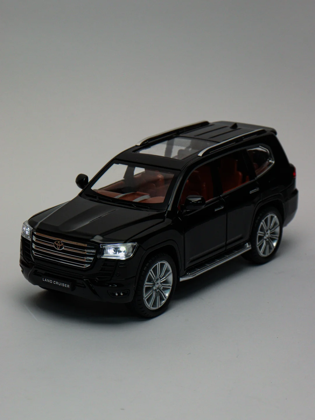 Красный модель автомобиля Toyota Land Cruiser 300