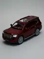 Красный модель автомобиля Toyota Land Cruiser 300