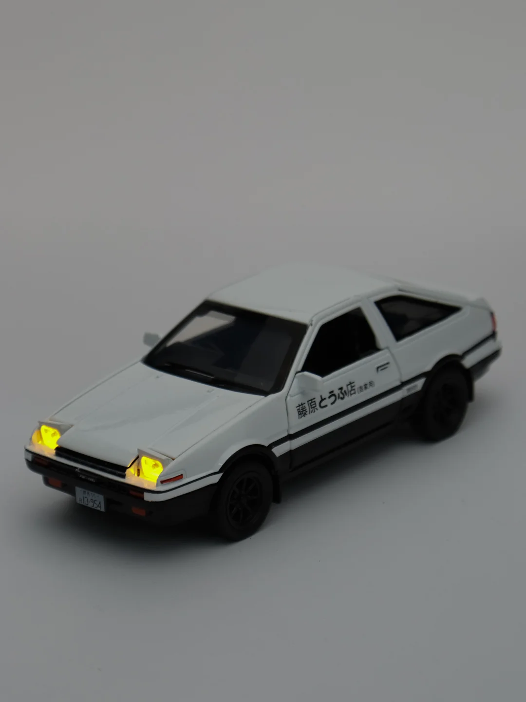 Белый металлическая машина 1:32 Toyota Sprinter Trueno AE86 DC32127