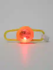 Лимонный утка в шлеме и очках с пропеллером, в машину