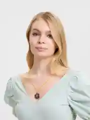 Синий кулон ручной работы из эпоксидной смолы и сухоцветов, в золотом оформлении, длина 58 см