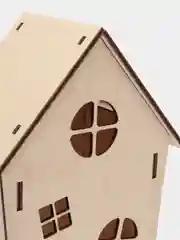 Чайный домик из дерева с крышкой, кривые окна