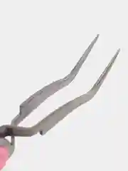 Розовый пинцет для маникюра Х-формы