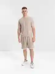 Бежевый мужской спортивный костюм: футболка и шорты