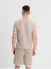 Бежевый мужской спортивный костюм: футболка и шорты