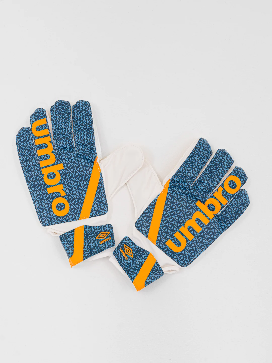 Оранжевый перчатки вратарские Umbro