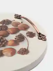 Поднос круглый "Шишки и орехи", из массива сосны, ручной работы, для декора