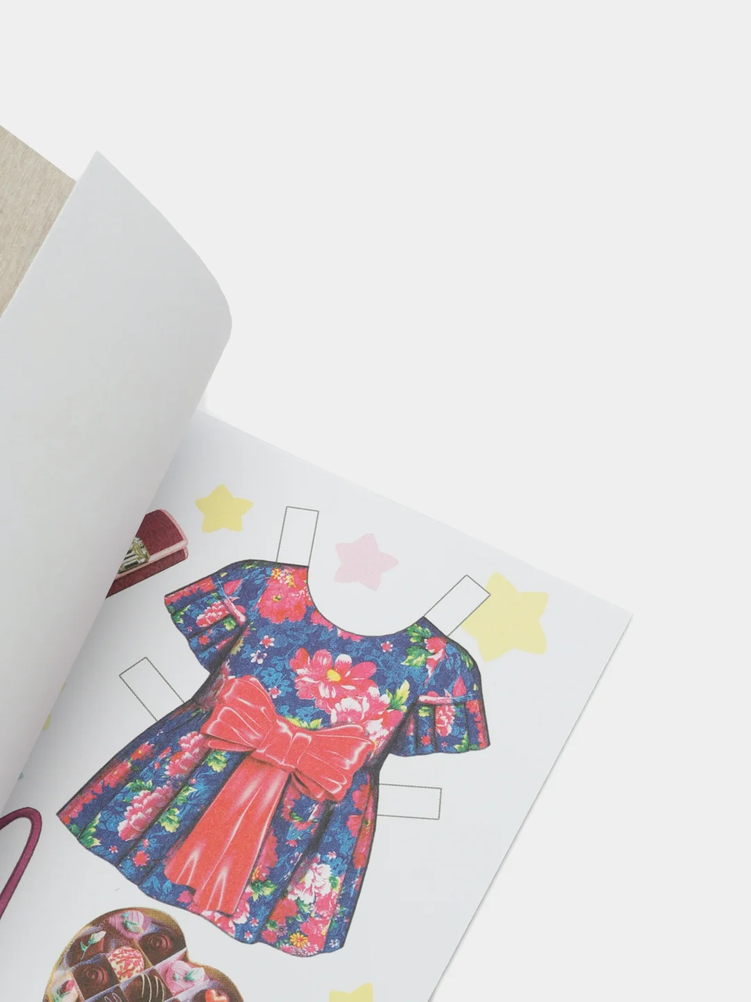 Желтый книга-вырезалка для девочек, офсет, 16*21 см, 12 стр, плотная картонная обложка