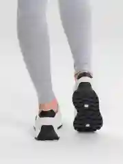 Белый кроссовки женские