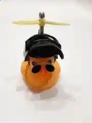 Желтый утка в шлеме и очках с пропеллером, в машину