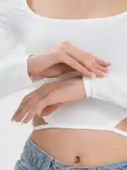 Женский укороченный топ с длинными рукавами