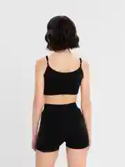 Черный спортивный костюм: топ и шорты