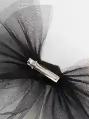 Черный бант из фатина на заколке-крокодил