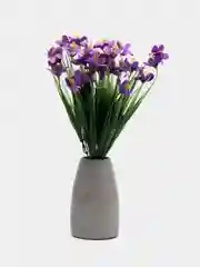 Фиолетовый искусственные цветы зелень, трава, осока, зелень с магнолией