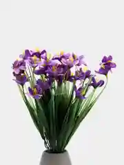 Фиолетовый искусственные цветы зелень, трава, осока, зелень с магнолией