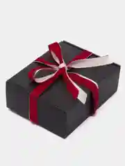 Картонная черная подарочная коробка с бумажным наполнителем, крафт