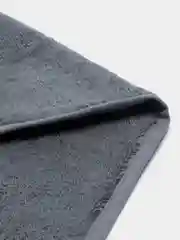 Серый полотенце банное ,Состав - ХЛОПОК 100% ,Размер 70/140 с петелькой.Хорошо впитывает влагу