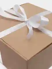 Подарочная коробка с наполнителем и лентой