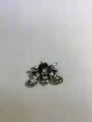 Модная женская брошь