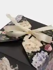 Бордовый коробка подарочная для подарка "Квадратная с рисунком", складная