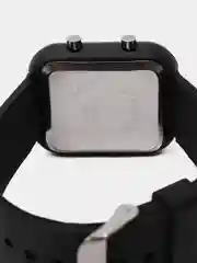 Черный часы электронные