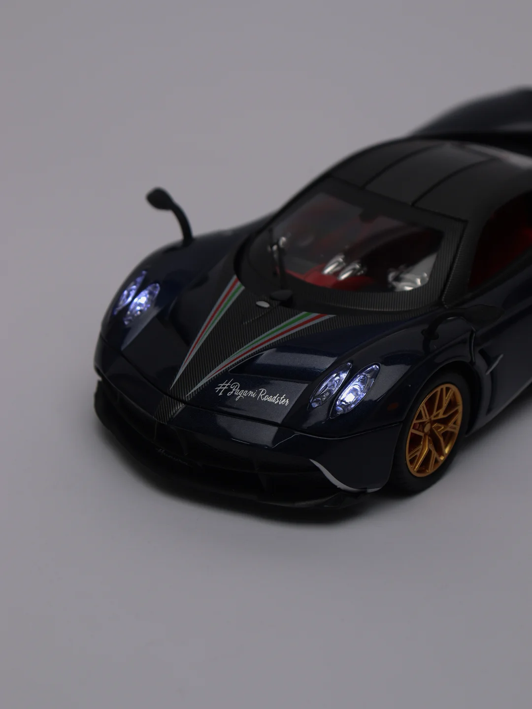 Синий металлическая машинка Pagani Huayra CZ145A, 1:24