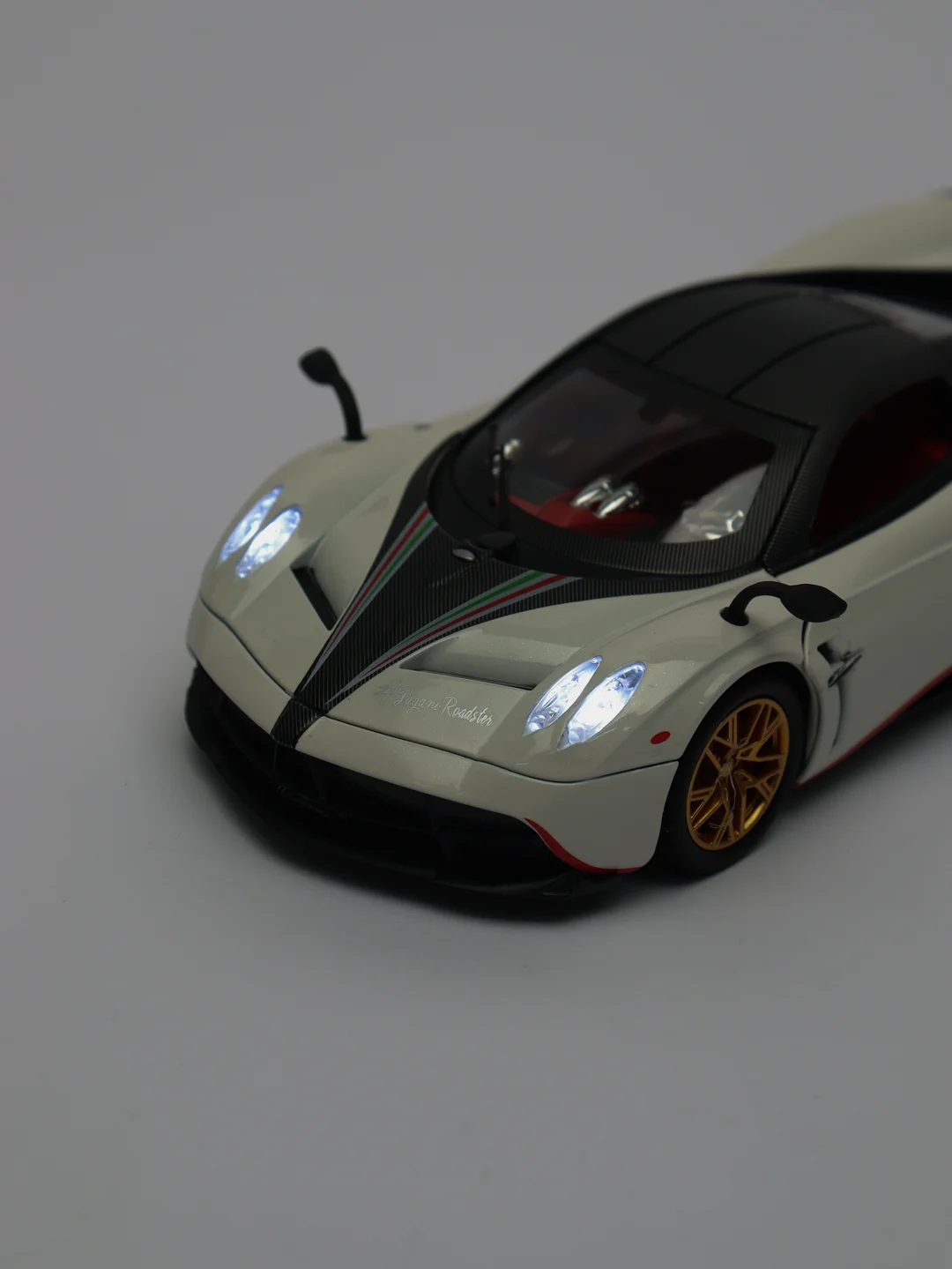 Белый металлическая машинка Pagani Huayra CZ145A, 1:24