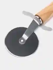 Бежевый нож для пиццы и теста
