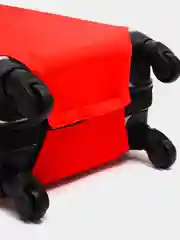 Красный чехол для чемодана