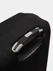 Черный чехол для чемодана