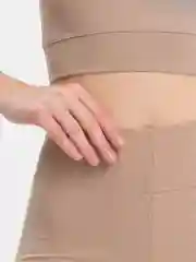 Бежевый спортивный костюм женский: топ и бриджи