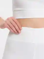 Белый спортивный костюм женский: топ и бриджи