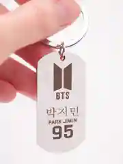 Брелок BTS, подвеска-жетон металлический для ключей с лазерной гравировкой