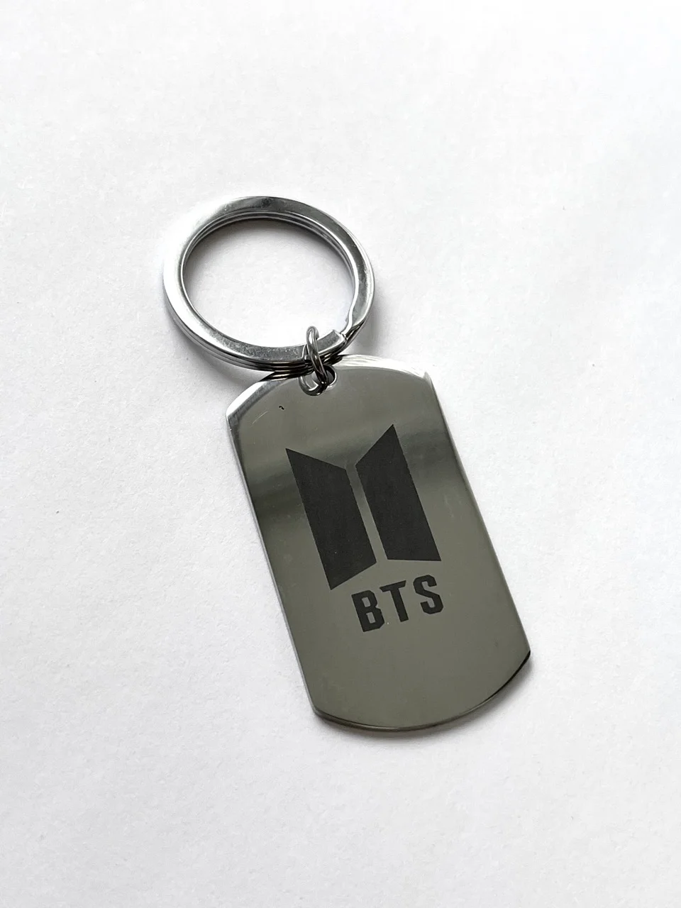 Брелок BTS, подвеска-жетон металлический для ключей с лазерной гравировкой