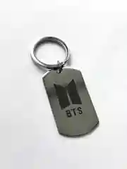 Брелок BTS, подвеска-жетон металлический для ключей с лазерной гравировкой