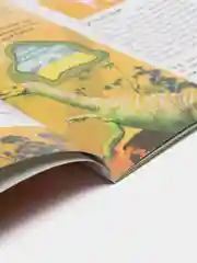 Детская книжка с наклейками "В мире динозавров", книжка про динозавров, развивающая