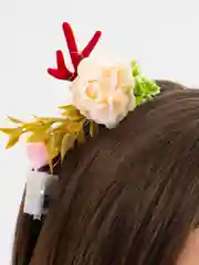 Алый светящийся ободок с рожками, украшенный цветами