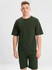 Зеленый костюм оверсайз: шорты и футболка