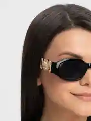 Черный солнцезащитные очки c яркой оправой
