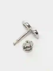 Бежевый меланж серьги-гвоздики, из серебра
