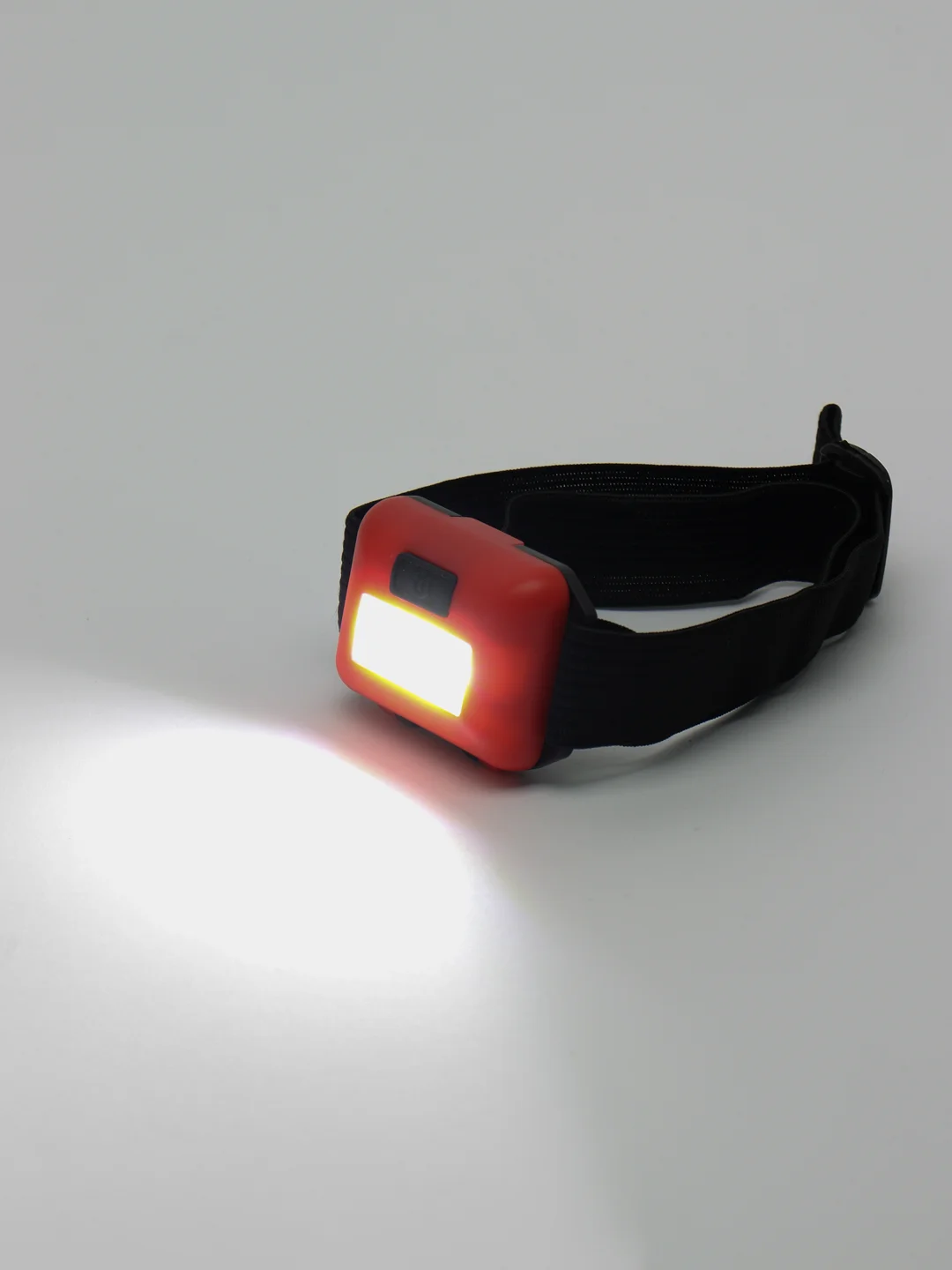 Черный походный туристический налобный фонарь на батарейках HeadLamp 10W COB