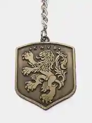 Багровый брелок с логотипом футбольных команд