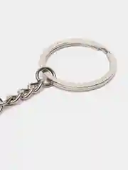 Алый брелок с логотипом футбольных команд