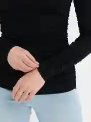 Черный лонгслив