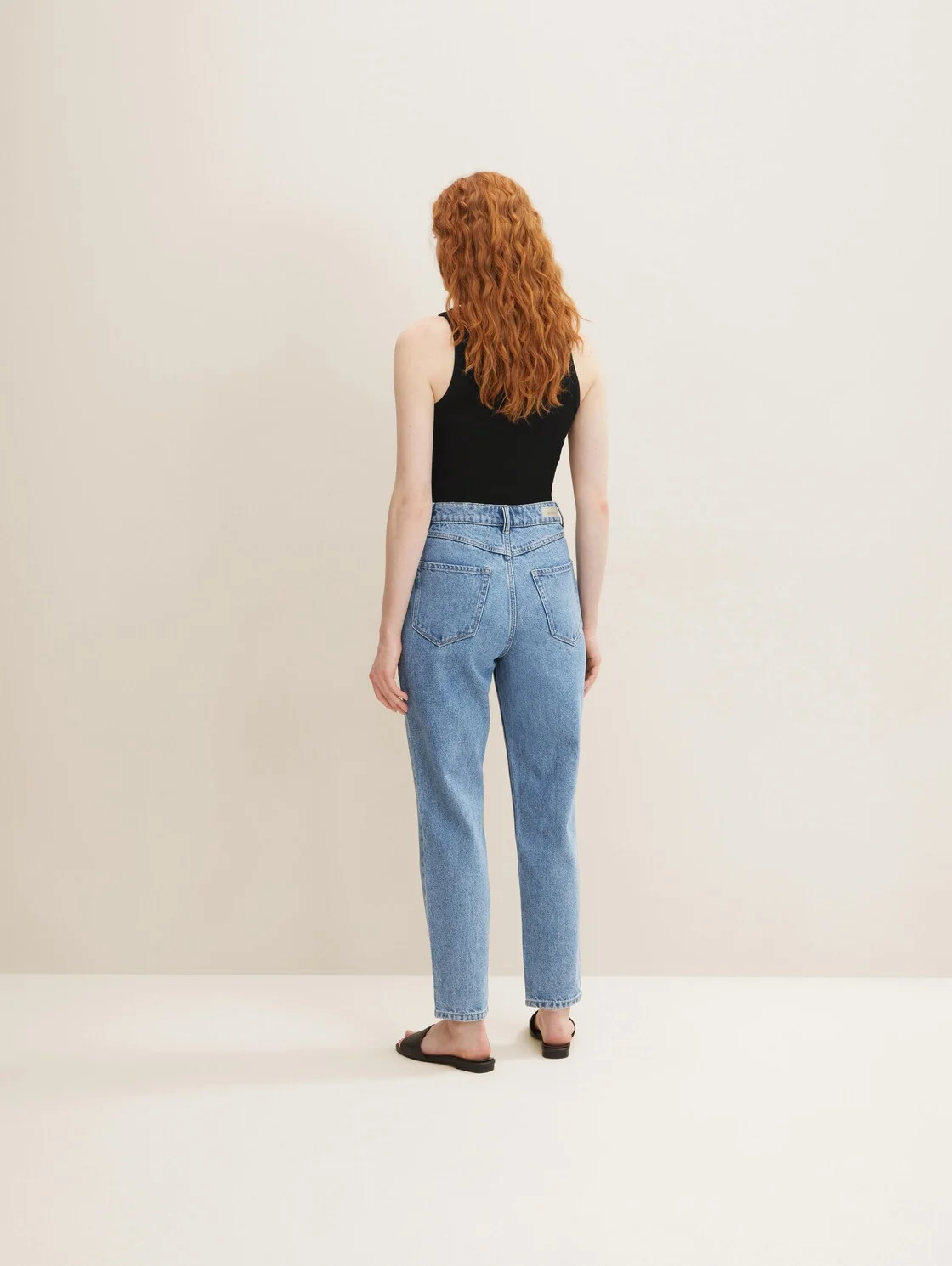 Голубой свободные зауженные джинсы Mom Fit Tom Tailor