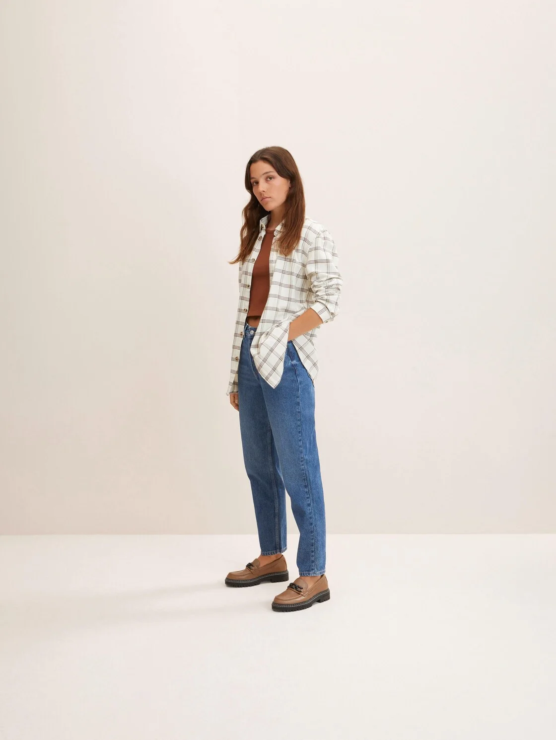 Синий свободные зауженные джинсы Mom Fit Tom Tailor